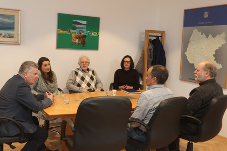 IVO LAH MATEMATIK ZNAMKA OB 130 LETNICI ROJSTVA 05 in obisk Simona Kustec in prof. Pisanski FOTO LJUBO VUKELIČ